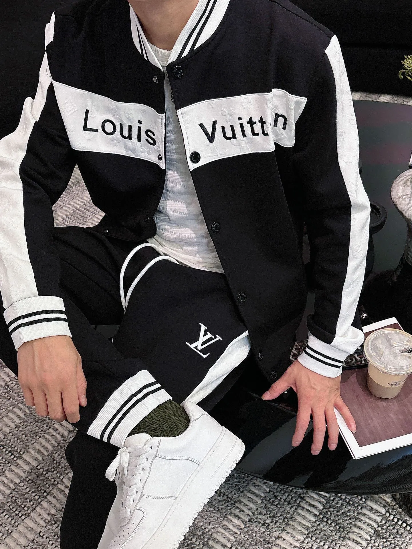 [LV Louis Vuitton] Hot-selling suit is coming. Focus on the original version of the official website. 2025 new hot-selling cardigan and sweatshirt suit. The original order is the best 🇭🇰. It is the meticulous work of top designers. It has a fitting and perfect upper body effect. All-natural high-quality Tencel Roman cotton 100%, close-fitting comfort, noble and elegant! Original hardware embodies elegance and nobility! Counter size: M-3XL (maximum wear up to 190 pounds)
